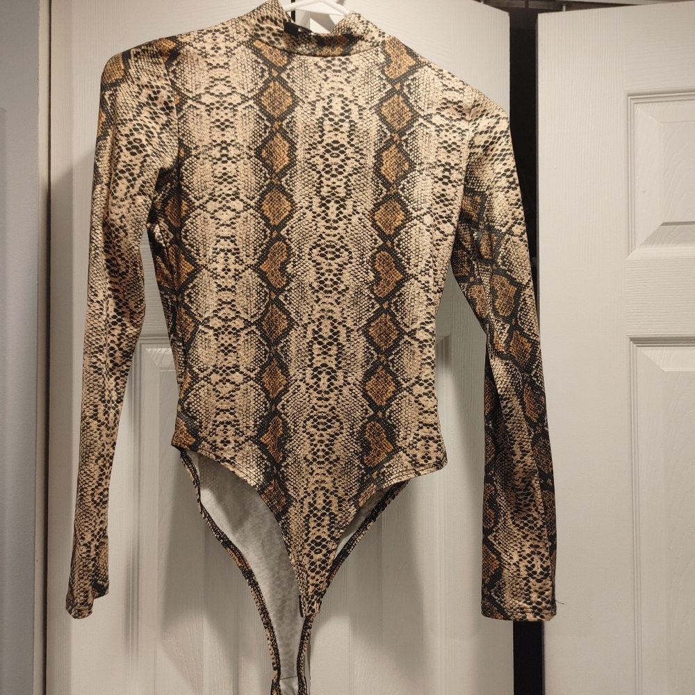 Like new leopard print bodysuit